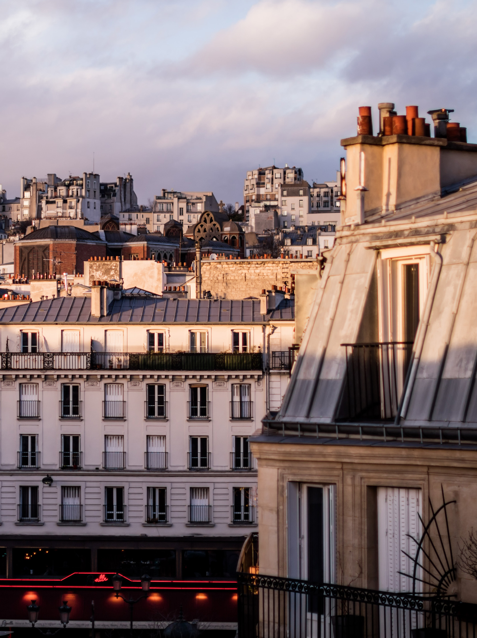 le-pigalle-district-view-skyline-372