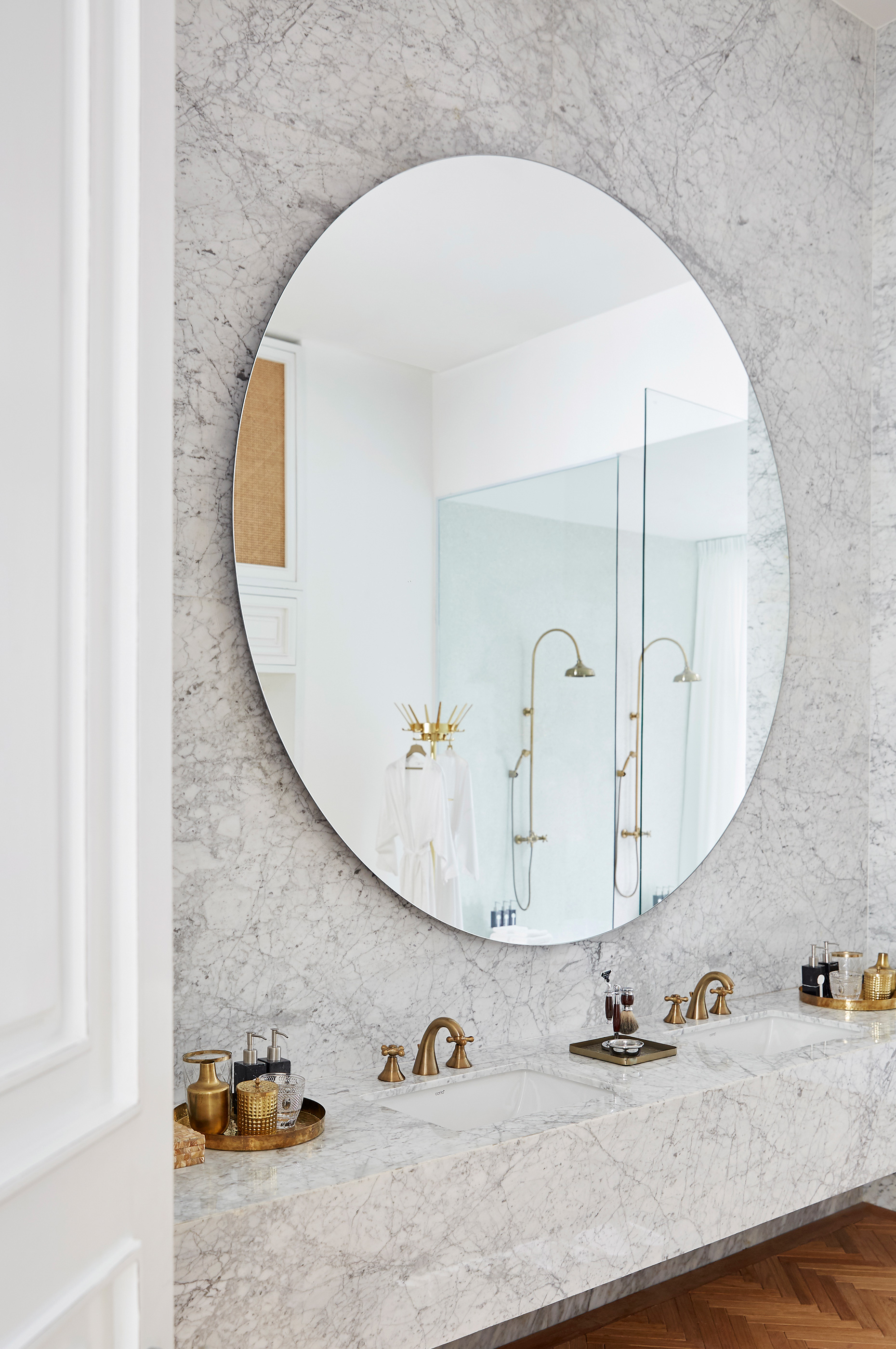 the-library-suite-bathroom-white-marble-mirror-371